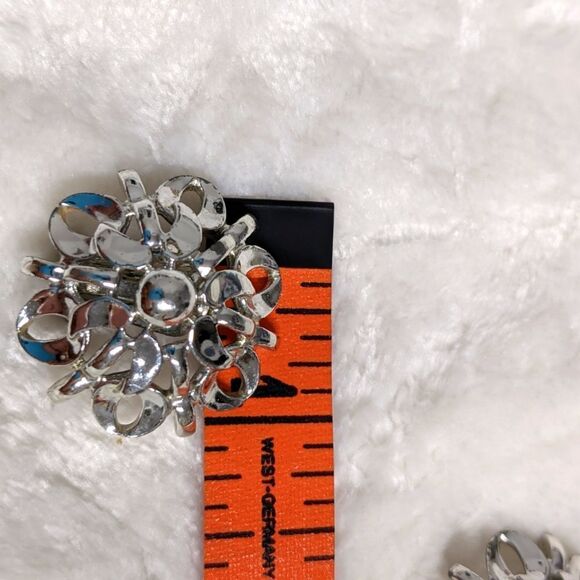 Vintage 80's Rhodium Plated Floral Motif Domed Clip Earrings - Picture 7 of 11